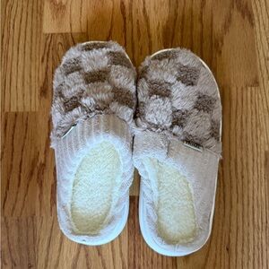 Cozy Check Fleece Slippers in Beige/Brown